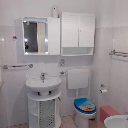 Lägenhet Bilocale A Due Passi Dal Mare In Marina Di Andora. *